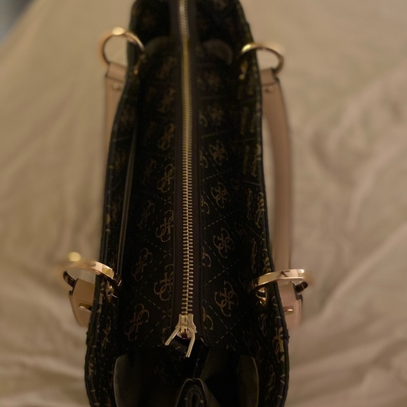 Guess Handbag NWOT Released 2024 - Picture 12 of 15